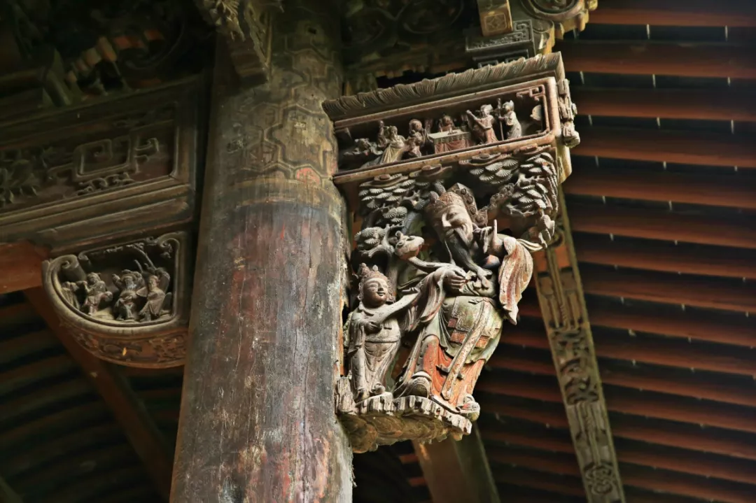 ▲福禄寿喜等木雕照片——侍王府的木雕艺术