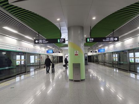 月季公园站站台图2
