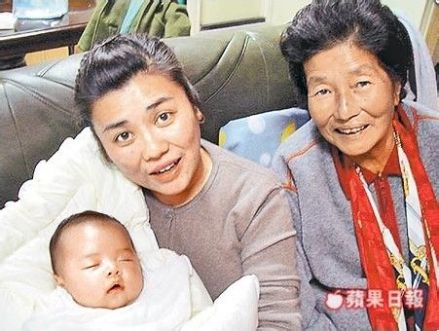 林美秀与妈妈合影 