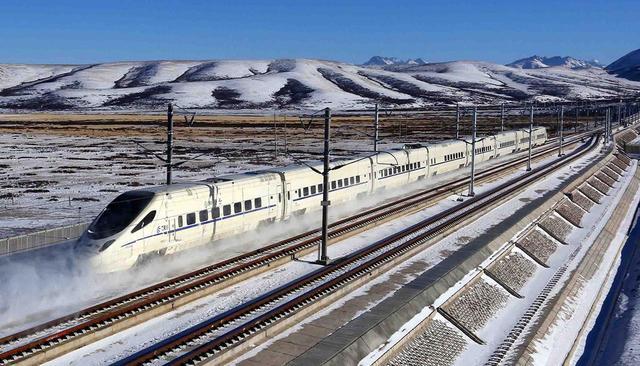 列车行驶在兰新高速铁路上