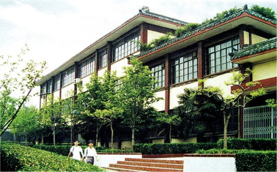 1985年2月落成的实验楼