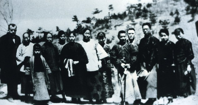 1925年4月,宋庆龄等人在紫金山考察墓址