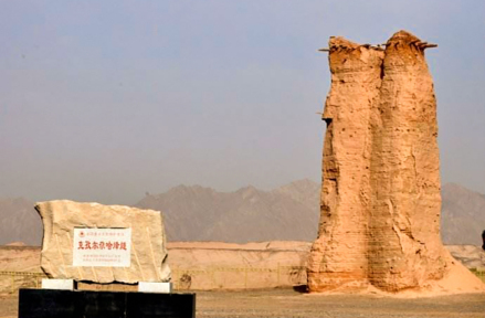 克孜尔尕哈烽燧及文保立石远观