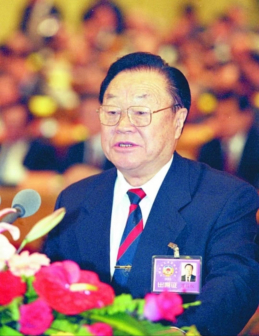 2001年3月，万国权在全国政协九届四次会议开幕会上作报告
