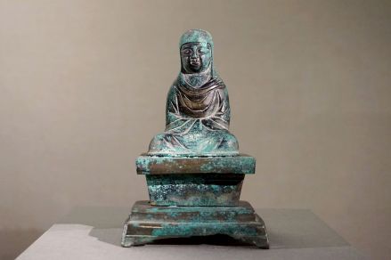 吴越国铜泗州大圣坐像。兴圣教寺塔地宫出土，上海博物馆藏