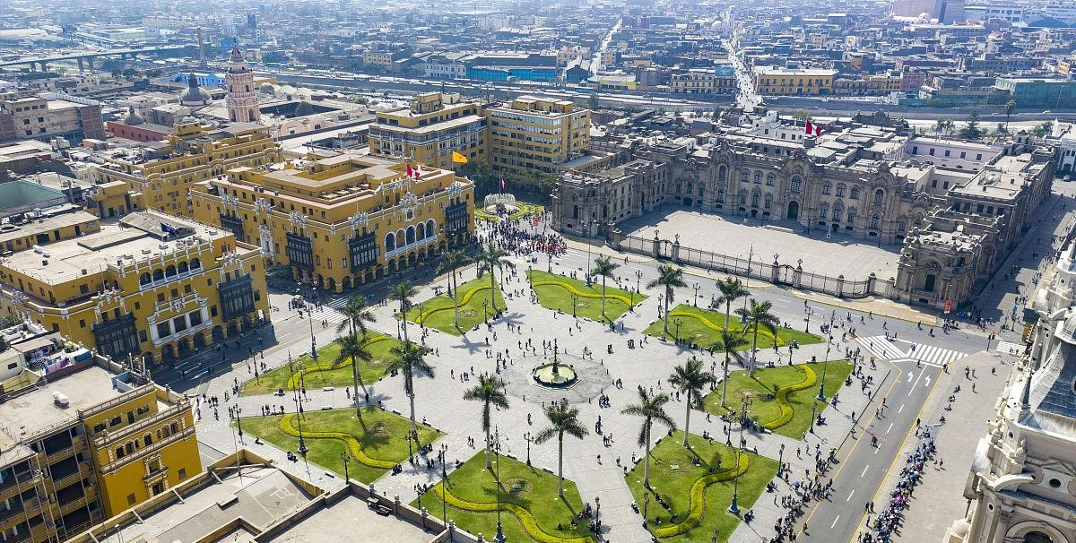 秘鲁总统府（右）