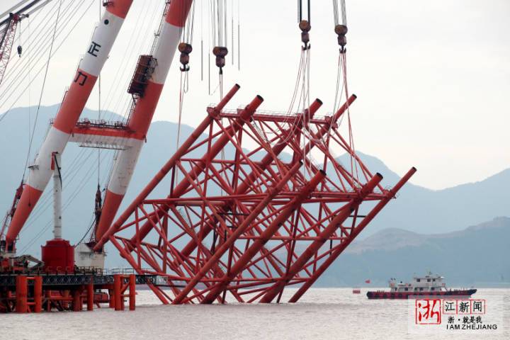 西堠门公铁两用大桥施工导管架沉放下海