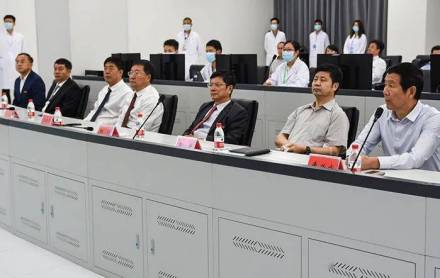 “长江学者”郑强教授参观国家超算郑州中心（2020年10月）