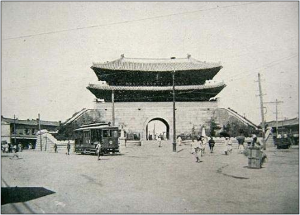 1900年代安装电线和电车的汉城南大门
