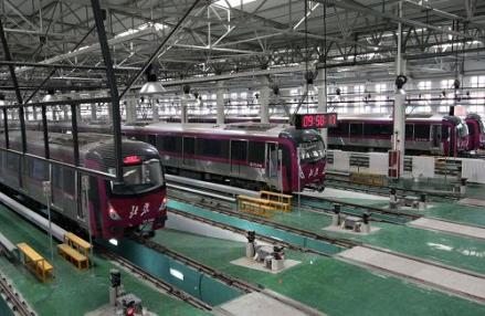 北京地铁亦庄线车辆段整装待发的地铁列车 