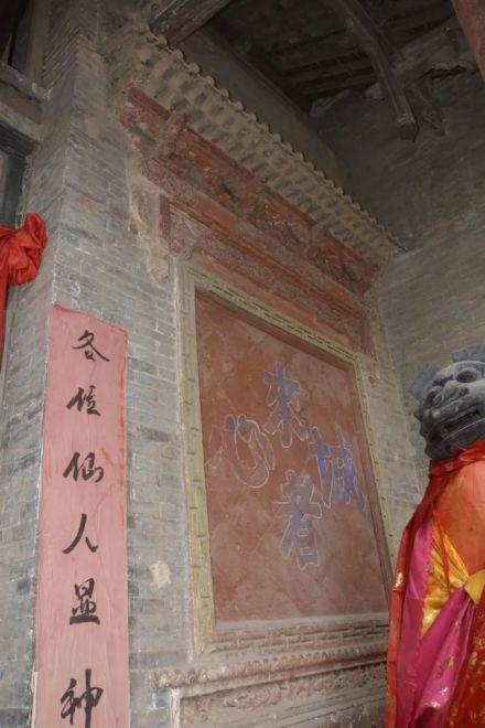 山门两侧照壁