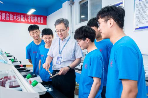 中德先进职业教育</p>据2024年5月学校官网信息,学校与中信重工、阿里巴巴、美的、格力、海尔、老板电器、清华大学天津高端装备研究院洛阳先进制造产业研发基地、苏州富纳艾尔科技有限公司等128家国际国内企业建立了长期合作关系,建成了25个校内实训基地和160个校外实训基地;2021年联合阿里巴巴、字节跳动、谷歌、河南安装集团获批教育部就业育人项目</p><p><p class=