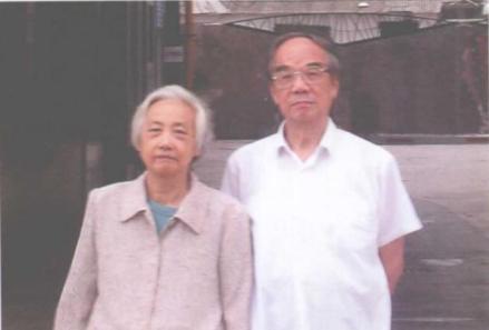 2007年陈振与夫人贾佩新在南京寓所