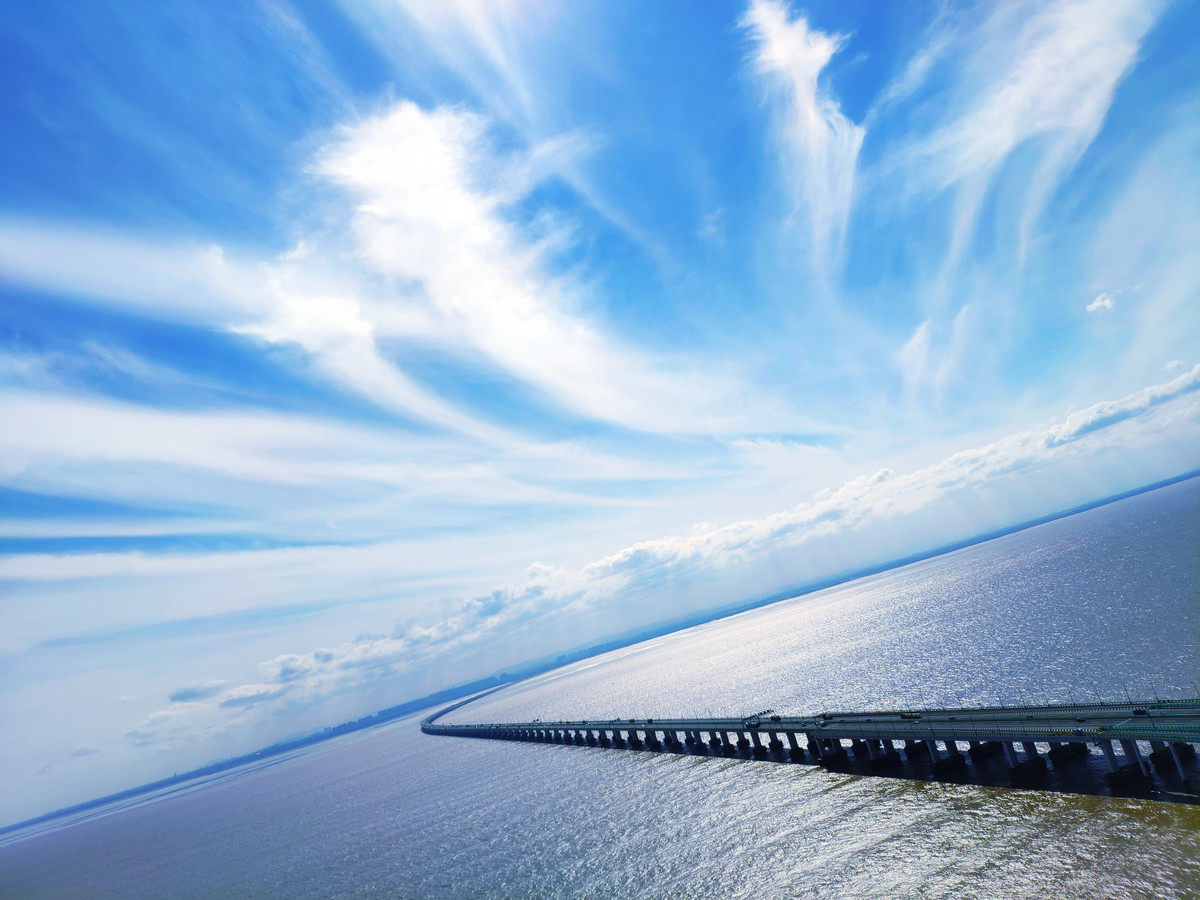 杭州湾跨海大桥位于中国浙江省杭州湾之上