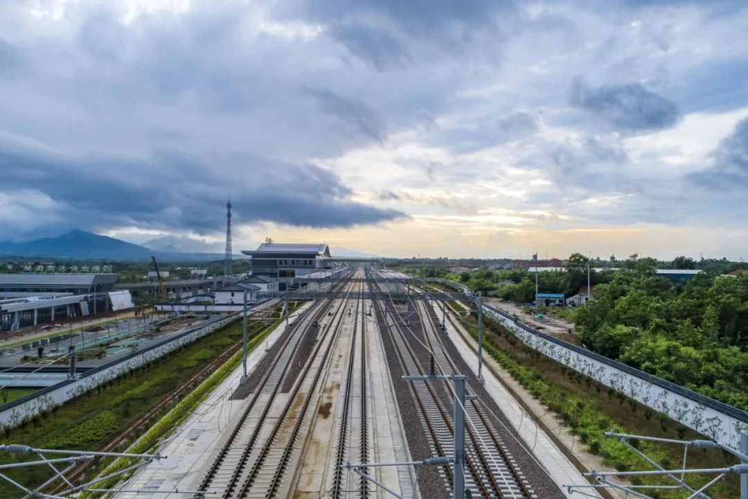 安吉站站台线路
