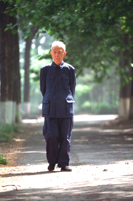 1997年10月10日，季羡林在北大校园散步