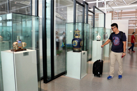 南京禄口机场展出清代瓷器仿制品