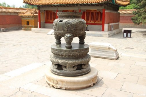 隆恩殿前鼎式铜炉