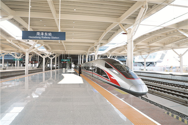 2021年12月26日，G4018次从菏泽东站开出 