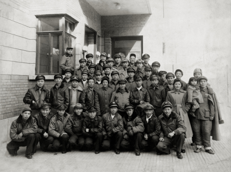 1949年11月9日，抵达天津的“两航”起义北飞人员合影