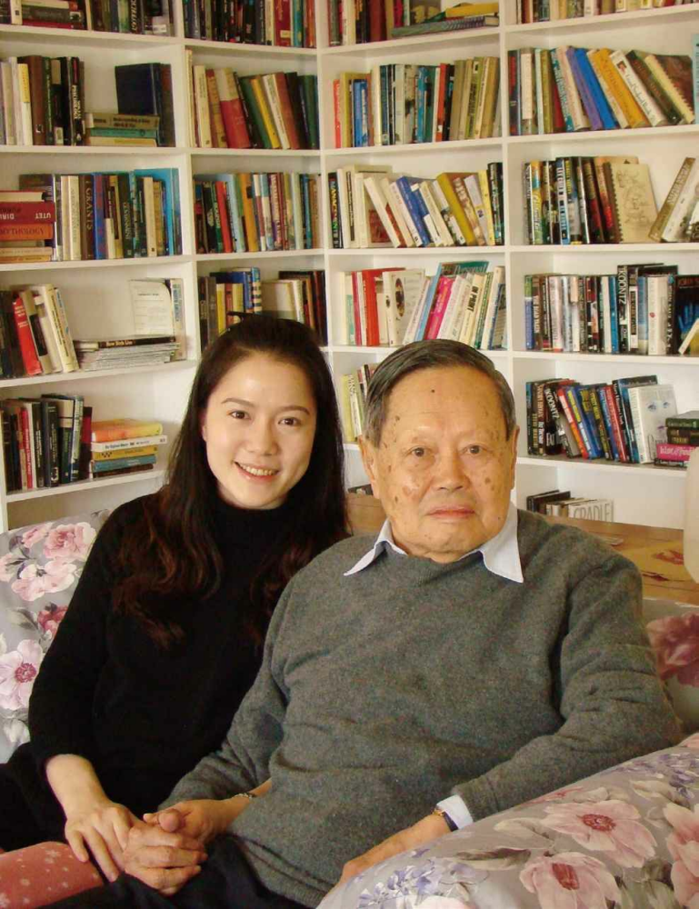 2011年，杨振宁与翁帆在纽约大学石溪分校住所留影