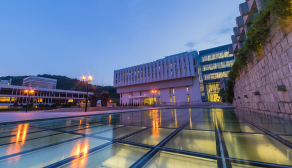 大学图书馆夜景