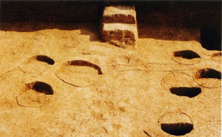 皂市下层文化F2的房基及柱洞