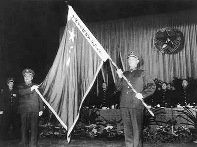 1986年1月国防大学授旗