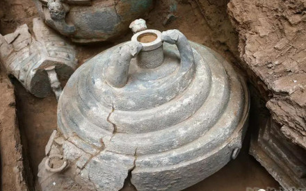 陶寺北墓地出土青铜鼓座