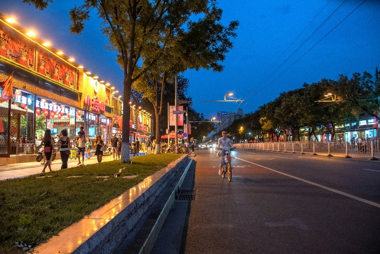 簋街（东直门内大街）