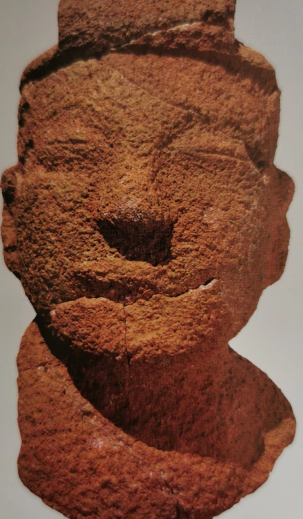 草帽山遗址出土红色凝灰岩石雕人像
