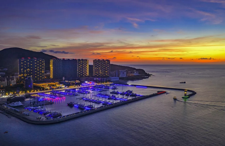 夜色弥漫帆船港