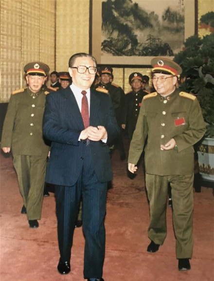 1990年，赵南起同志陪同江泽民同志接见全军后勤工作会议代表