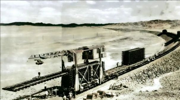 铺轨机以日进五公里的速度，向荒漠腹地开进