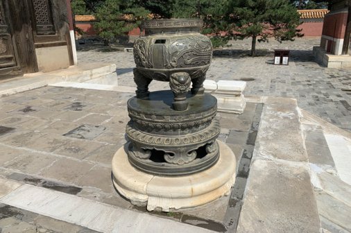 隆恩殿前鼎式铜炉