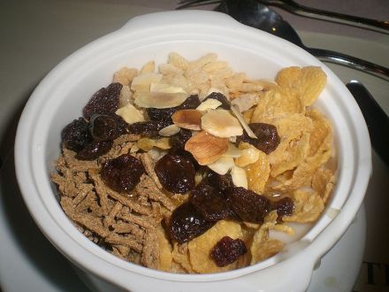 葡萄干， 燕麦片, 调制而成