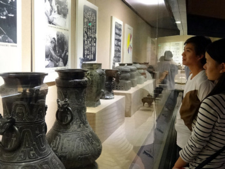 参观者在观看首次展出的西周铜禁 