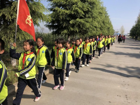 南寨镇中心小学师生远足活动