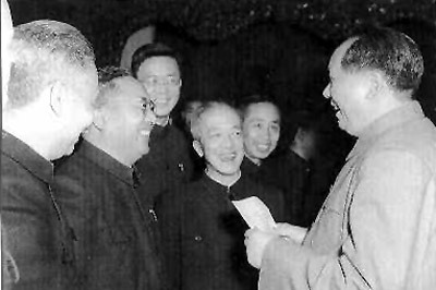 胡愈之（中）与毛主席