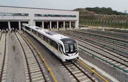 列车驶出长岭山车辆段 