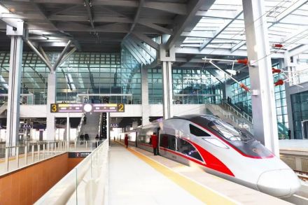 复兴号高速动车组列车停靠雄安站站台