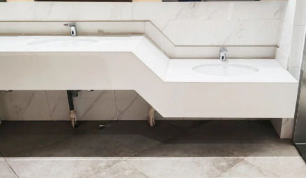 车站卫生间儿童洗手池