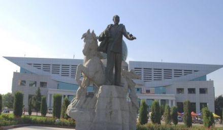 石河子王震将军塑像