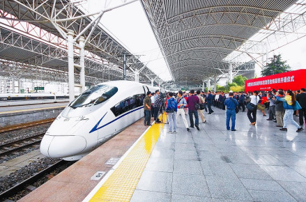合蚌高速铁路首发列车 