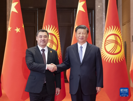 习近平与吉尔吉斯斯坦总统扎帕罗夫合影留念