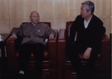 刘竹生与屠守锷（右）交谈