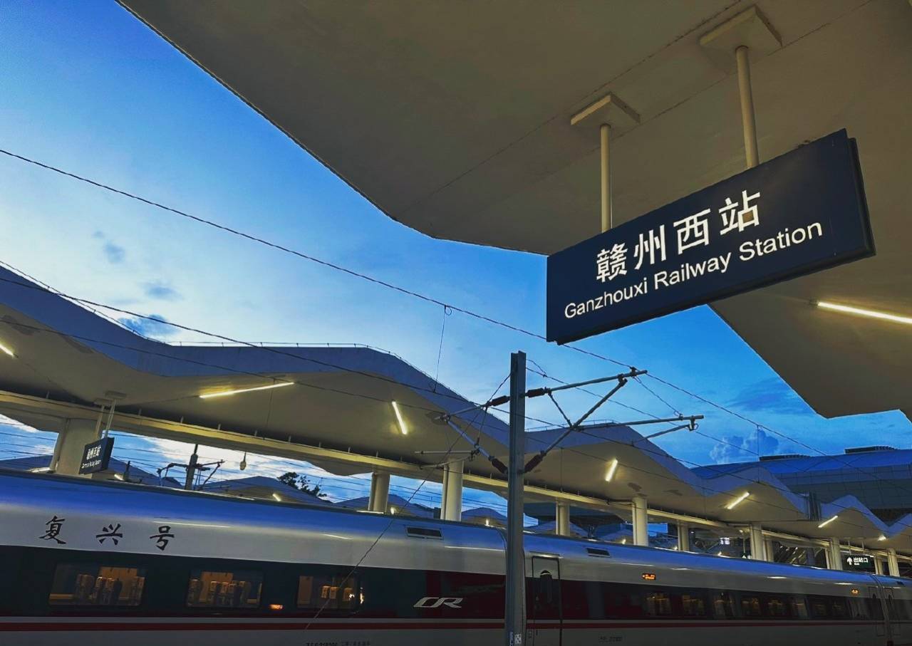 赣州西站站台夜景图