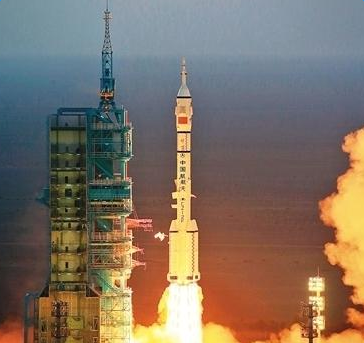 承担神舟五号发射任务的长征2F运载火箭