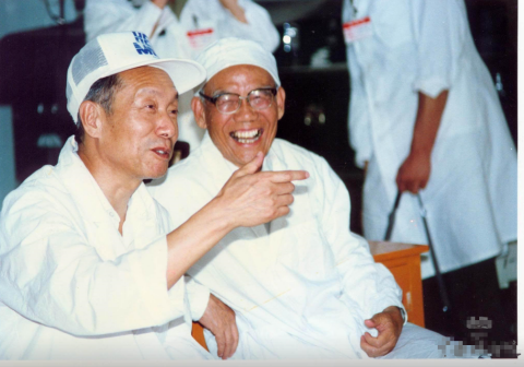 1988年，风云一号工程总师任新民（右）与孙敬良（右）在太原