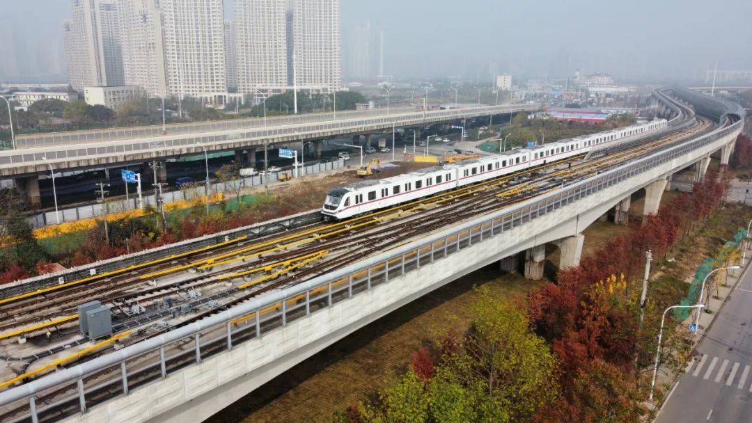 列车行驶在武汉地铁5号线上 